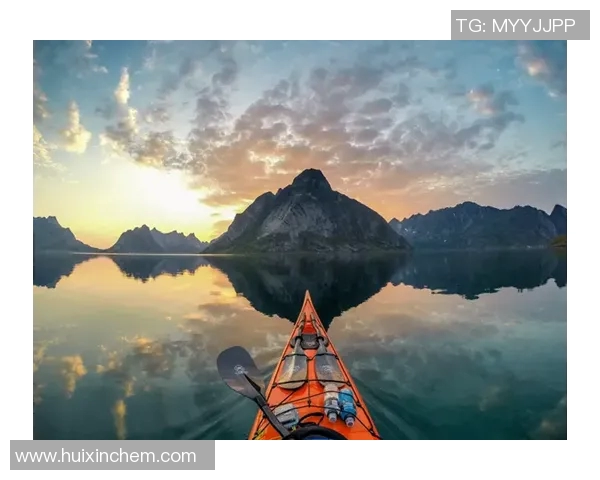 足球明星光着脚在沙滩上奔跑展现自然魅力与运动激情