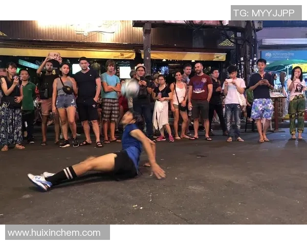 在街头偶遇足球明星的奇妙瞬间与背后的故事揭秘