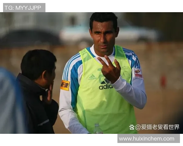 现役足球明星球员盘点及其在赛场上的精彩表现与成就分析